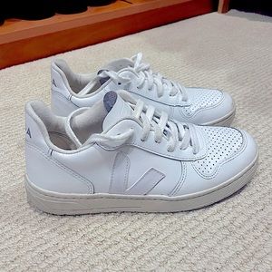 Veja Sneakers - White (fits US size 6)